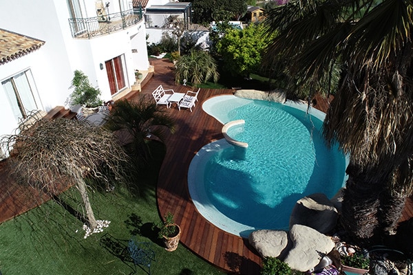 Vue par drone d'une terrasse réalisée en bois IPÉ autour d'une piscine